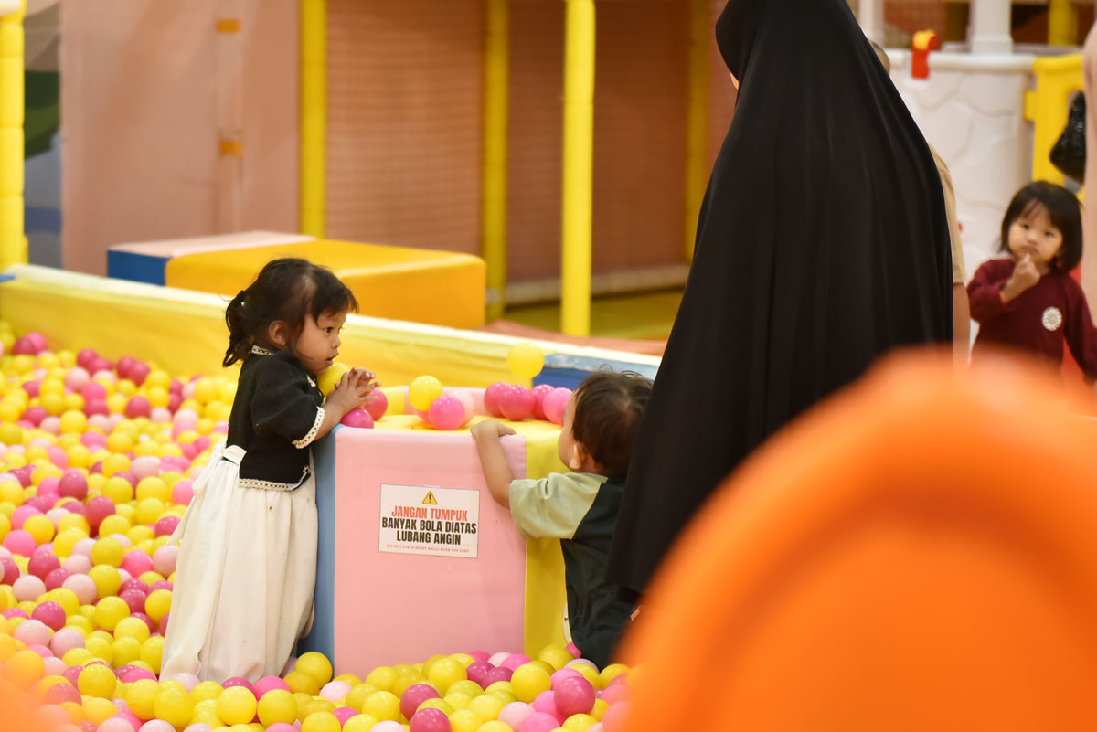 Parenting Islami di Zaman yang Tidak Biasa: Belajar Mengasuh Anak dari Al-Qur’an